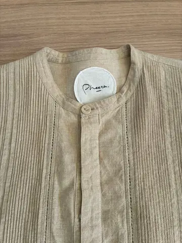 Pheeta 베이지 핀턱 긴팔 셔츠