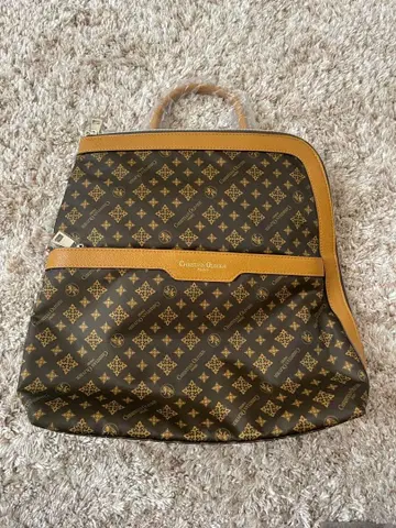 크리스찬 올리비에 발수 모노그램 프린트 타운 백팩