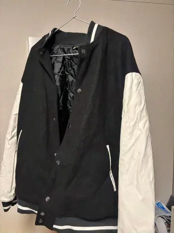 바시티 자켓 블랙과 화이트 울 소재