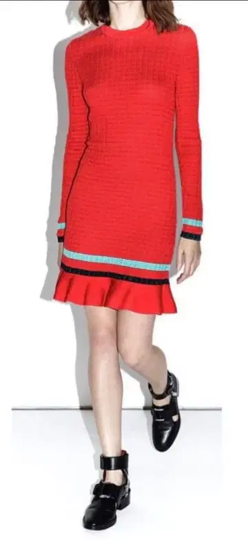 빨간색 니트 원피스 긴팔 프릴 밑단 스트라이프