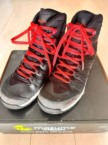 마즈메(mazume) 스파이크 슈즈 블랙 x 레드 M