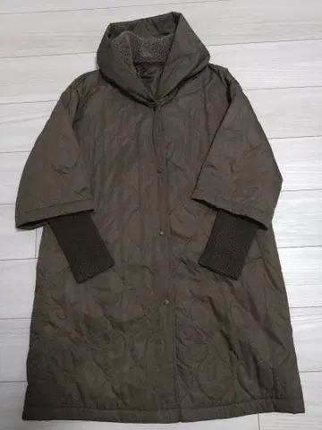 SOEN 올리브 그린 퀼팅 후드 코트