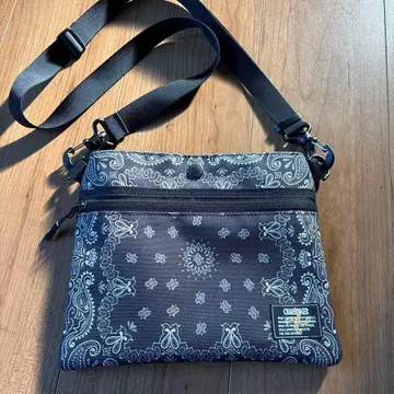 CHALLENGER 반다나 패턴 사코슈 블랙/화이트