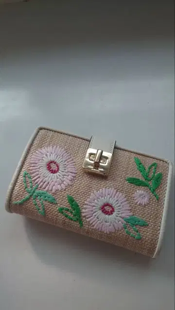 꽃무늬 자수 이단 접이식 지갑 케이트 스페이드 스트로우 골드 금장 장식