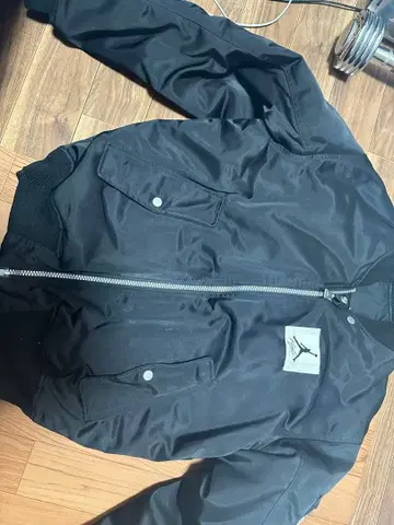 블랙 다운 자켓 지퍼 포함