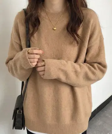 베이지 크루넥 긴팔 니트 스웨터