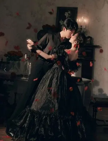 블랙 오프숄더 프릴 드레스