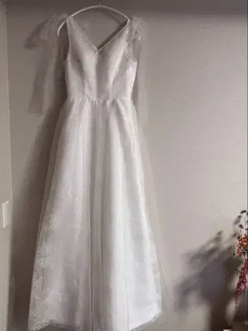 화이트 V넥 웨딩 드레스