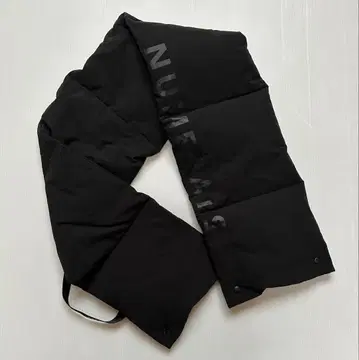NUMERALS 블랙 패딩 머플러