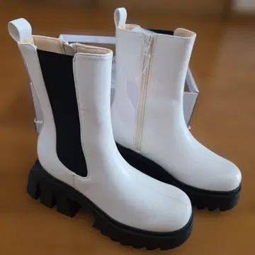 화이트 통굽 사이드 지퍼 부츠