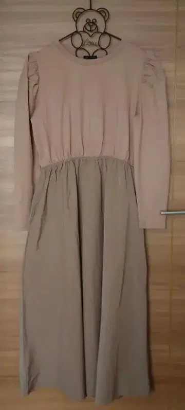 베이지 긴팔 퍼프 슬리브 롱 원피스