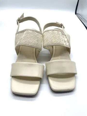 아이보리 스트랩 샌들 23.5cm 전시품