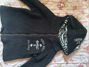 d.i.a 스컬 자수 블랙 후드티 제브라 패턴