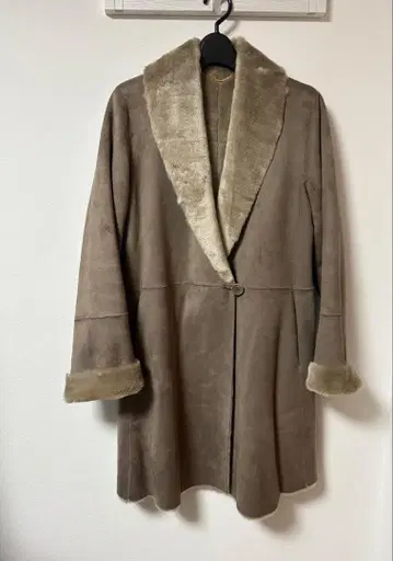 [새상품급] Lounge dress 페이크 무스탕 코트 베이지