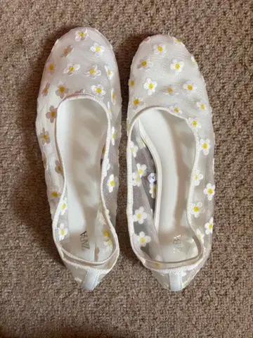 ZARA 데이지 패턴 화이트 신발