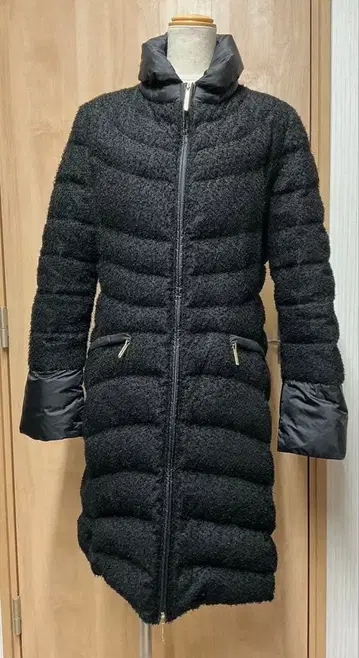 치넬리 스튜디오 블랙 롱 다운 코트 46 슬림 새상품급 골드 금장 장식