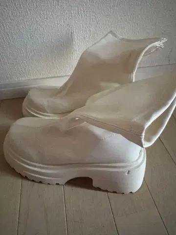 화이트 통굽 슬립온 부츠