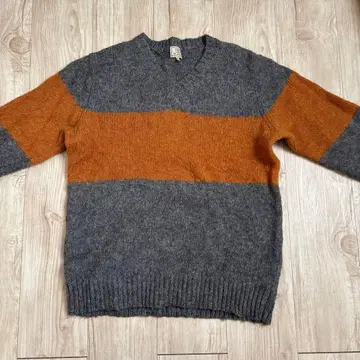 그레이와 오렌지 V넥 스웨터