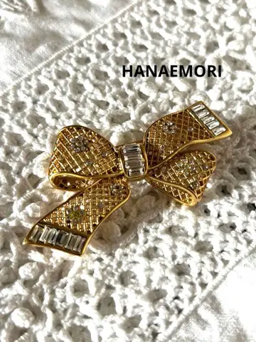 HANAEMORI 브로치 (골드톤) 리본 모티브