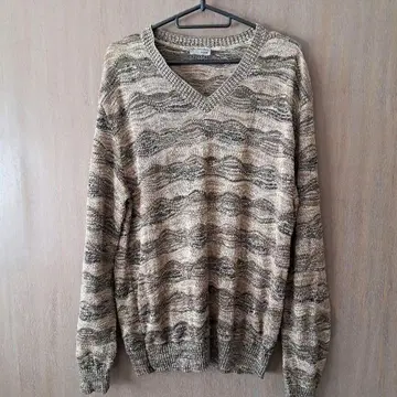 미쏘니 파도 무늬 V넥 스웨터