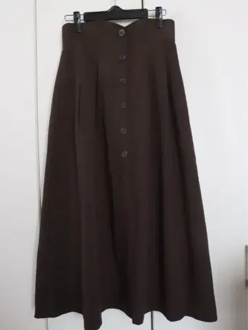 브라운 버튼 플레어 롱 스커트