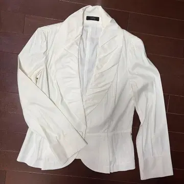 modify 프릴이 달린 화이트 테일러드 자켓