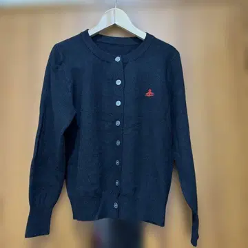 블랙 긴팔 가디건 빨간색 로고 자수