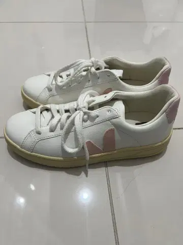 VEJA URCA WHITE PINK 컬러 스니커즈