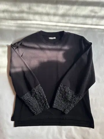 Lucruca 블랙 무지 긴팔 상의 도트 무늬