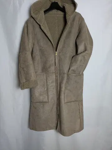 베이지 후드 부착 리버서블 롱 무스탕 코트