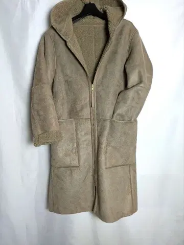 베이지 후드 부착 리버서블 롱 무스탕 코트