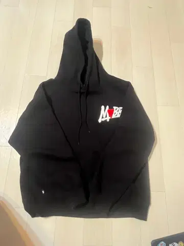 MOBB 블랙 후드티 프론트 로고 백 하트