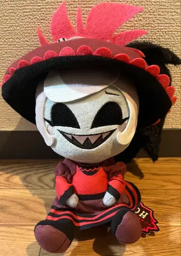 해즈빈 호텔에 오신 것을 환영합니다 앉은 봉제 인형 로지 라운드 원