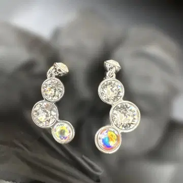 엘레강트 3연 크리스탈 귀찌