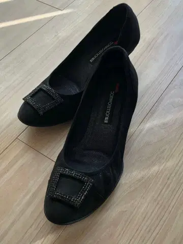 비쥬 장식 블랙 웨지 펌프스