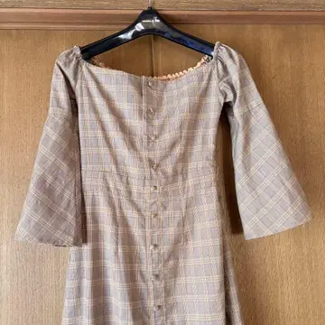 체크 무늬 오프숄더 긴팔 원피스