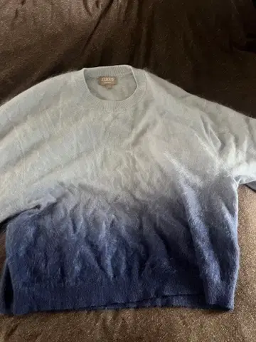 그라데이션 니트 스웨터 (파랑에서 네이비)