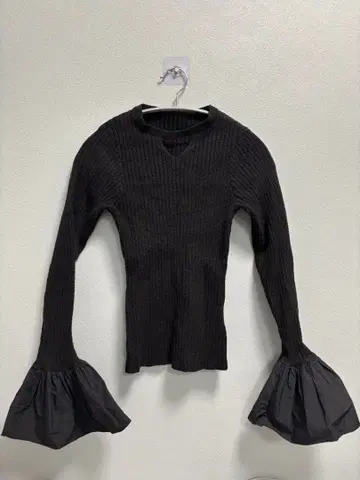 MAISON SPECIAL 리브 플레어 슬리브 스웨터