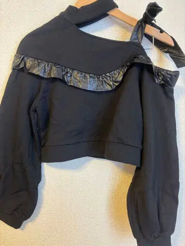 BUBBLUS 버블스 블랙 오프숄더 맨투맨 F