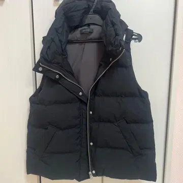 블랙 다운 베스트 (후드 부착) 부즈루드