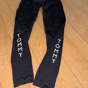 TOMMY 블랙 스패츠