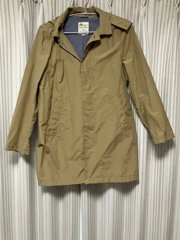 베이지 후드 부착 트렌치코트