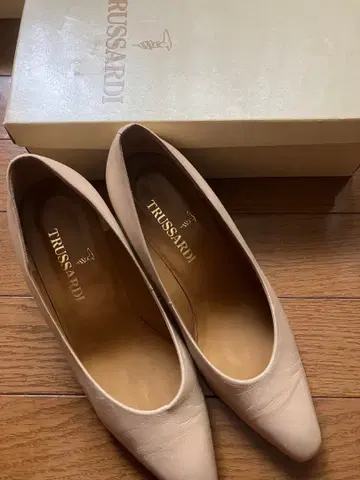 TRUSSARDI 베이지 가죽 펌프스 중간 힐