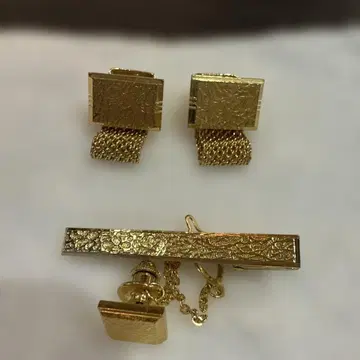 골드 커프스링크와 타이바 세트