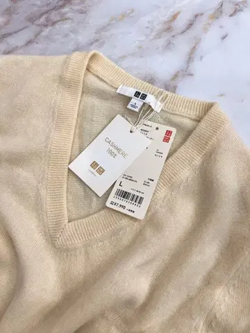 유니클로 캐시미어 100% V넥 스웨터 L 사이즈 크림색