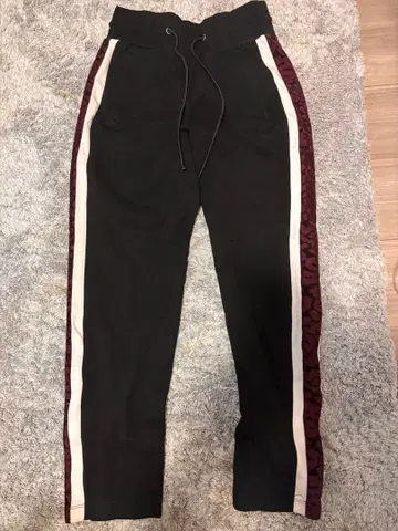 GUESS 조거 팬츠 블랙 버건디 스트라이프