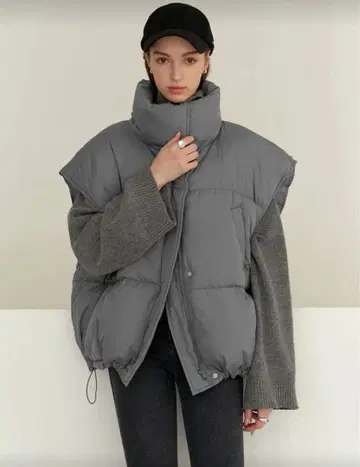 넉넉하게 입을 수 있는 그레이 슬리브리스 다운 자켓 오버 사이즈