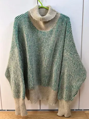 KBF 스트라이프 터틀넥 니트