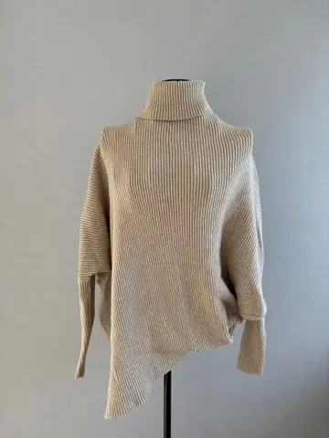 [ 새상품급 ] uncommon 베이지 터틀넥 스웨터