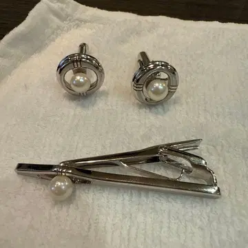 펄 장식 넥타이핀과 커프스 단추 세트